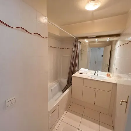 Apartment Spacieux T2 Avec Grande Terrasse A Saint-raphael, Proche Et Gare, Garage Inclus - Fr-1-226a-102 Saint-Raphael (Var)