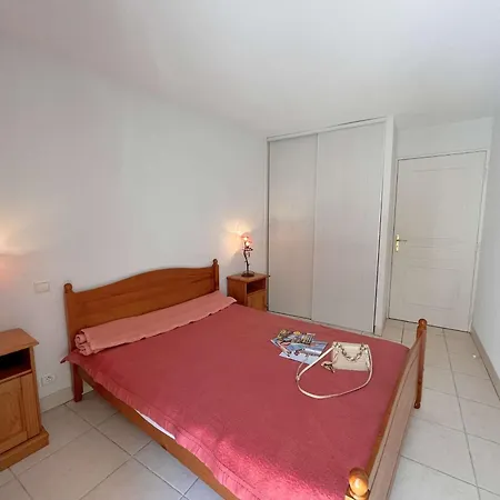Spacieux T2 Avec Grande Terrasse A Saint-raphael, Proche Et Gare, Garage Inclus - Fr-1-226a-102 * Saint-Raphael (Var)