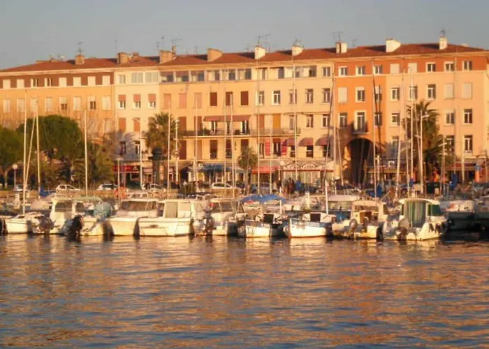 Spacieux T2 Avec Grande Terrasse A Saint-raphael, Proche Et Gare, Garage Inclus - Fr-1-226a-102 *