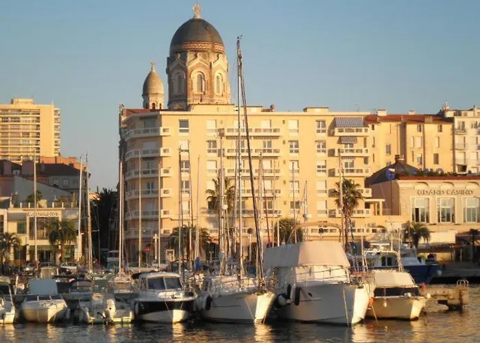 Spacieux T2 Avec Grande Terrasse A Saint-raphael, Proche Et Gare, Garage Inclus - Fr-1-226a-102 Apartamento *