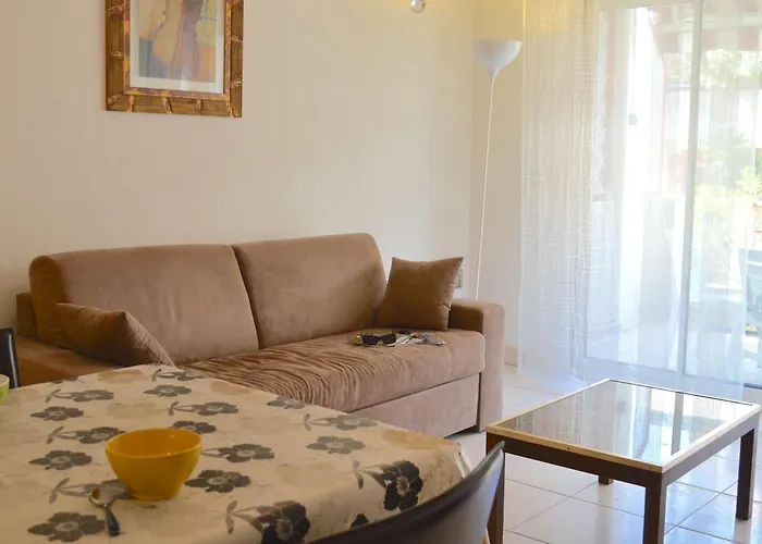 Spacieux T2 Avec Grande Terrasse A Saint-raphael, Proche Et Gare, Garage Inclus - Fr-1-226a-102